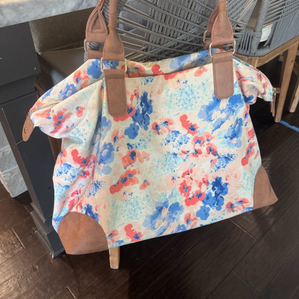 Floral Weekend Bag with Various Compartments for Storage